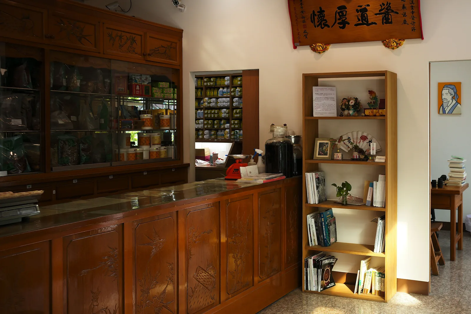 調劑藥櫃與掛號櫃檯，右側走道通往診間