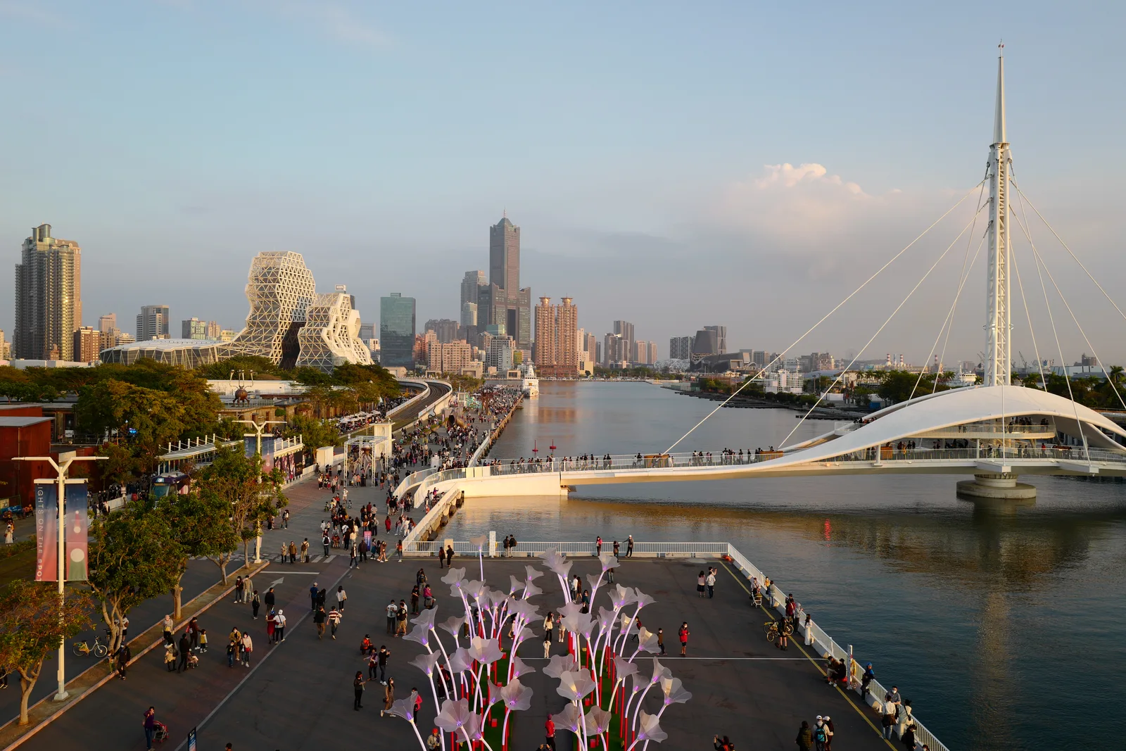 劉文法醫師攝影作品,俯瞰高雄港愛河灣、大港橋、流行音樂中心與85大樓