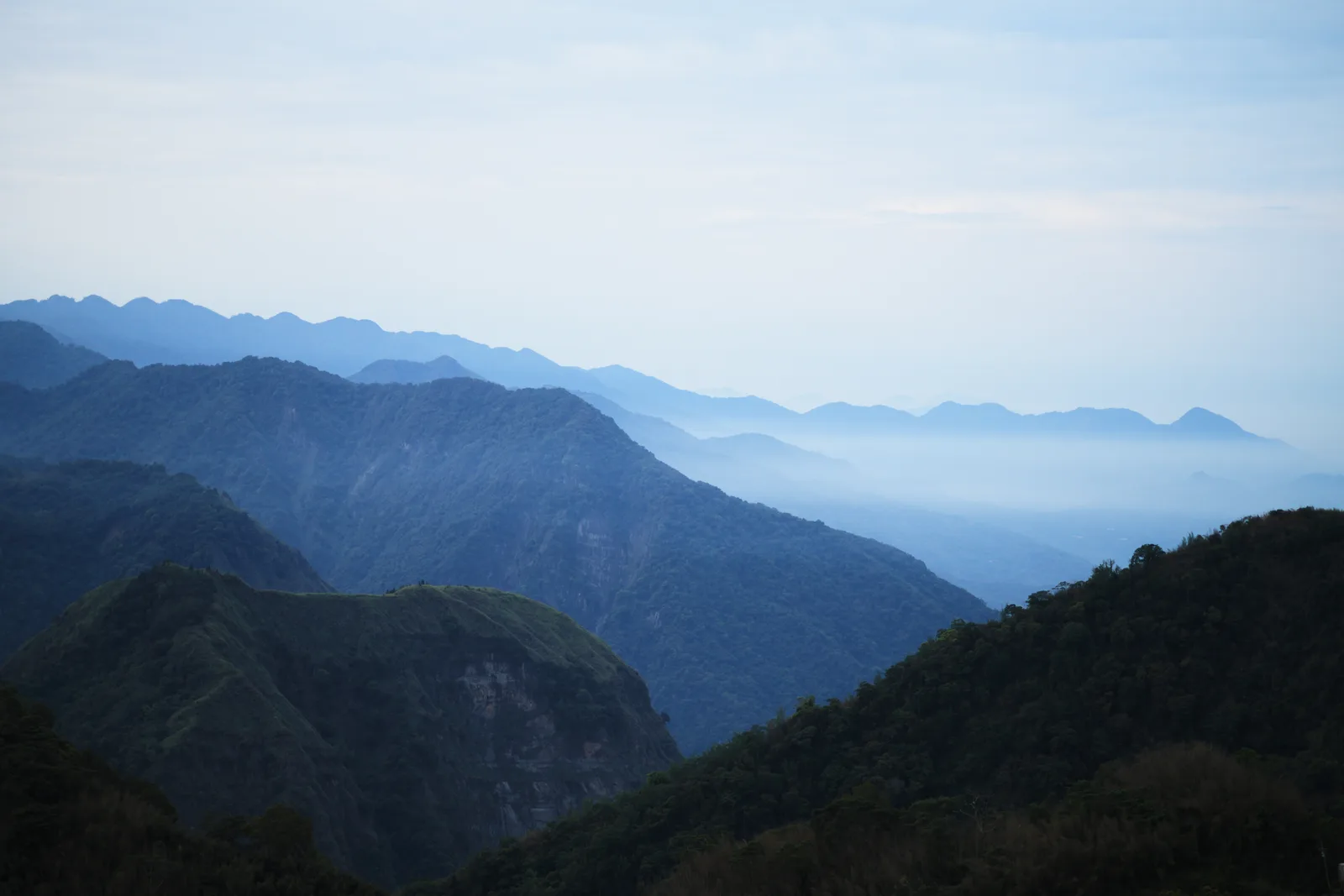 劉文法醫師攝影作品,層疊山巒與山谷帶狀雲霧